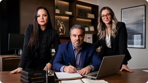 Equipe de advocacia trabalhista em atendimento profissional